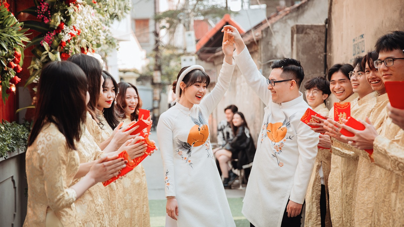 At weddings in China, red envelopes are also given as gifts. They are usually printed with the “Double Happiness” character (囍) or traditional blessings such as “May you live in harmony and grow old together” (百年好合)